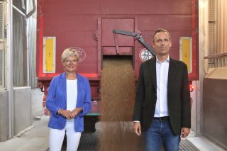 (de g. à dr.) Martine Hansen, minstre de l'Agriculture, de l'Alimentation et de la Viticulture; Jean Muller, directeur des Moulins de Kleinbettingen