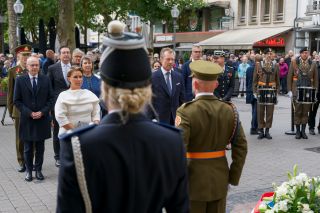 (de g. à dr.) général Steve Thull, chef d'état-major de l'armée ; Luc Frieden, Premier ministre ; Maurice Bauer, premier échevin de la Ville de Luxembourg ; Laurent Mosar, échevin de la Ville de Luxembourg ; S.AR. la Grande-Duchesse ; Lydie Polfer, bourgmestre de la Ville de Luxembourg ; S.A.R. le Grand-Duc ; Léon Gloden, ministre des Affaires intérieures ; Pascal Peters, directeur général de la Police grand-ducale