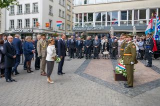 (de g. à dr.) Luc Frieden, Premier ministre ; Lydie Polfer, bourgmestre de la Ville de Luxembourg ; Claude Wiseler, président de la Chambre des députés ; colonel Robert Kohnen, aide de camp auprès de la Maison du Grand-Duc ; S.AR. la Grande-Duchesse; S.A.R. le Grand-Duc