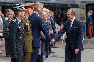 (de g. à dr.) Pascal Peters, directeur général de la Police grand-ducale ; général Steve Thull, chef d'état-major de l'armée ; Léon Gloden, ministre des Affaires intérieures ; Luc Frieden, Premier ministre ; S.A.R. le Grand-Duc