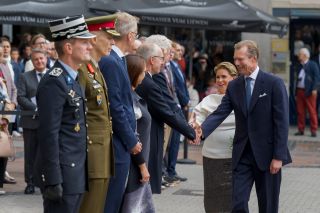 (de g. à dr.) Pascal Peters, directeur général de la Police grand-ducale ; général Steve Thull, chef d'état-major de l'armée ; Léon Gloden, ministre des Affaires intérieures ; Yuriko Backes, ministre de la Défense ; Luc Frieden, Premier ministre ; Claude Wiseler, président de la Chambre des députés ; S.AR. la Grande-Duchesse ; S.A.R. le Grand-Duc