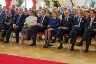 (de g. à dr.) Yuriko Backes, ministre de la Défense ; Claude Wiseler, président de la Chambre des députés ; S.AR. la Grande-Duchesse ; S.A.R. le Grand-Duc ; Lydie Polfer, bourgmestre de la Ville de Luxembourg ; Luc Frieden, Premier ministre ; Léon Gloden, ministre des Affaires intérieures ; Maurice Bauer, premier échevin de la Ville de Luxembourg