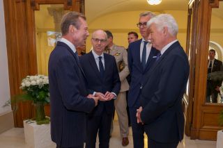 (de g. à dr.) S.A.R. le Grand-Duc ; Luc Frieden, Premier ministre ; colonel Robert Kohnen, aide de camp auprès de la Maison du Grand-Duc ; Pascal Peters, directeur général de la Police grand-ducale ; Léon Gloden, ministre des Affaires intérieures ; Claude Wiseler, président de la Chambre des députés ;