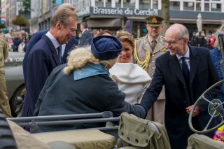 (de g. à dr.) S.A.R. le Grand-Duc ; n.c. ; S.AR. la Grande-Duchesse ; colonel Robert Kohnen, aide de camp auprès de la Maison du Grand-Duc ; Luc Frieden, Premier ministre