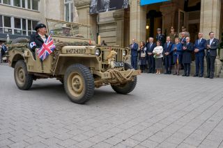 Défilé de 13 véhicules militaires historiques sur la place d'Armes