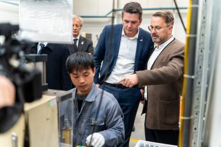 (l. to r.) n.c.; Domenico Cravioglio, CEO CEBI Luxembourg; Lex Delles, Minister of the Economy, SME, Energy and Tourism; Xavier Bettel, Minister for Foreign Affairs and Foreign Trade