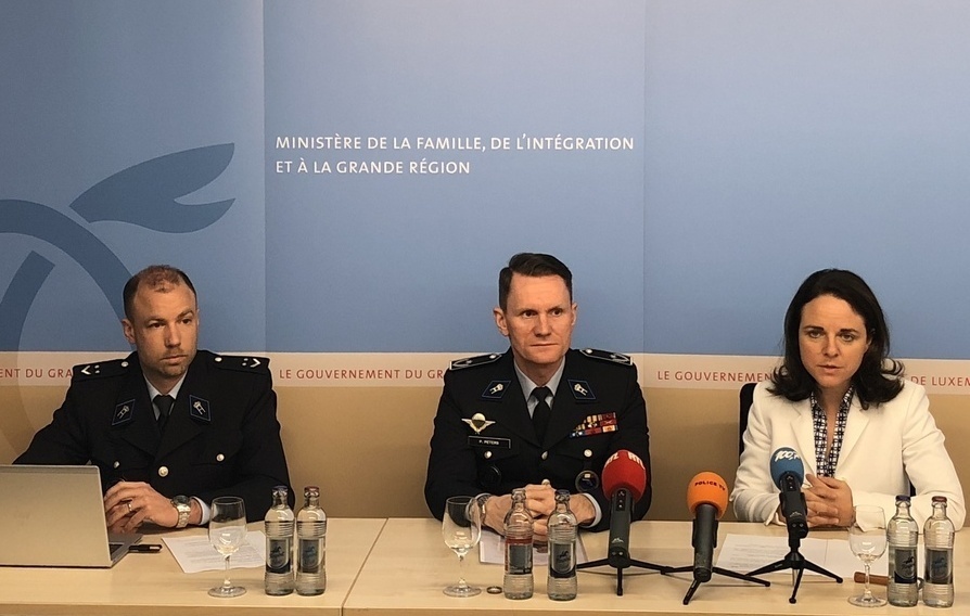 Corinne Cahen, ministre de la Famille et de l'Intégration, avec à sa droite Pascal Peters, directeur central de la police administrative,  et  Tim Pauly du Service national de prévention de la criminalité de la police grand-ducale.