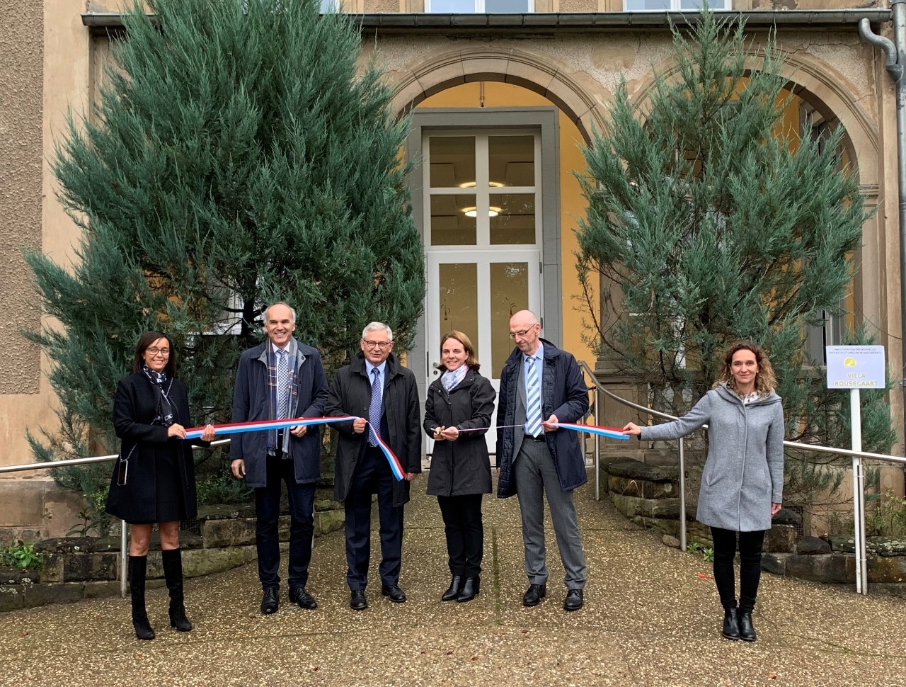 (de g. à dr.) Miriam Bah-Hormisch, responsable coordination projets CHNP; Jean-Paul Schaaf, bourgmestre de la Ville d’Ettelbruck; Dr Michel Nathan, président du conseil d’administration CHNP; Corinne Cahen, ministre de la Famille et de l’Intégration; Jean Feith, directeur accueil et hébergement du CHNP; Barbara Kirps, secrétaire de direction du CHNP