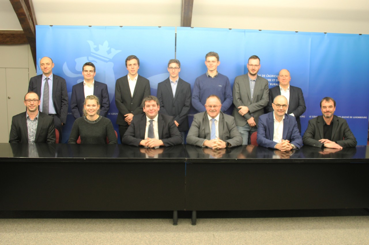Le ministre de l'Agriculture, de la Viticulture et du Développement rural, Romain Schneider en compagnie  des représentants de "Lëtzebuerger Landjugend a Jongbauren"