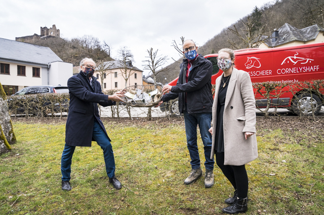 (de g. à dr.) Claude Turmes, ministre de l'Aménagement du territoire; Christian Kayser, directeur du Parc naturel de l'Our; Lisa Elsen, Parc naturel de l'Our, chargée de mission du projet "Au Goût du Terroir"