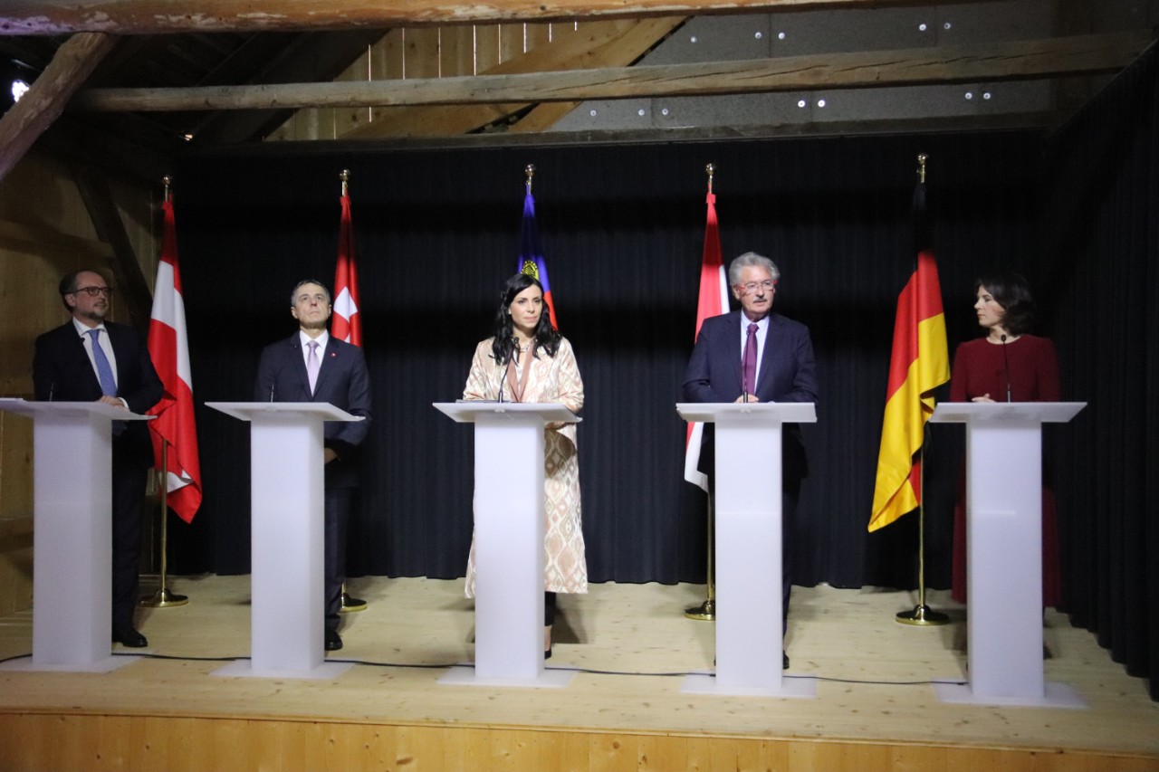 Alexander Schallenberg, Bundesminister für europäische und internationale Angelegenheiten ; Ignazio Cassis, Bundespräsident der Schweizerischen Eidgenossenschaft ; Dominique Hasler, Ministerin für Äusseres des Fürstentums Liechtenstein ; Jean Asselborn, Minister für auswärtige und europäische Angelegenheiten Luxemburgs ; Annalena Baerbock, Außenministerin der Bundesrepublik Deutschland