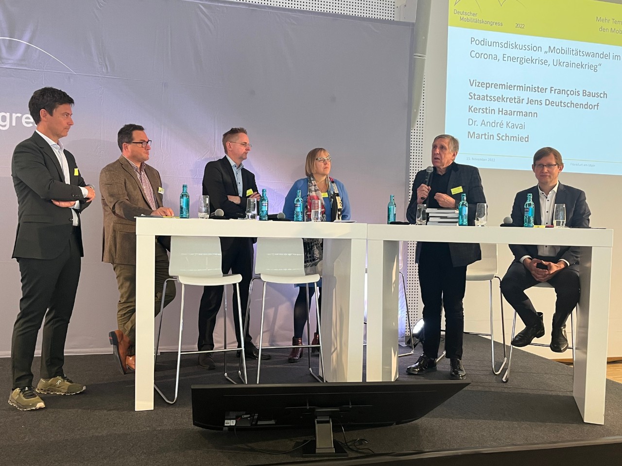 	(v.l.n.r.) Sascha Hingst, Moderation ; Dr. André Kavai ; Martin Schmied, Leiter Fachbereich I, Umweltplanung und Nachhaltigkeitsstrategien, Umweltbundesamt ; Kerstin Haarmann, Bundesvorsitzende Verkehrsclub Deutschland e. V. (VCD) ; François Bausch, Vizepremierminister und Minister für Mobilität und öffentliche Arbeiten ; Jens Deutschendorf, Staatssekretär im Hessischen Ministerium für Wirtschaft, Energie, Verkehr und Wohnen