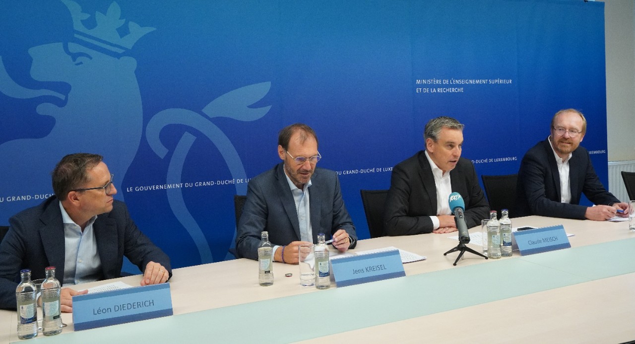 (de g. à dr.) Léon Diederich, Ministerium für Hochschulwesen und Forschung ; Jens Kreisel, Rektor der Universität Luxemburg ; Claude Meisch, Minister für Hoschschulwesen und Forschung ; Romain Martin, Ministerium für Hochschulwesen und Forschung