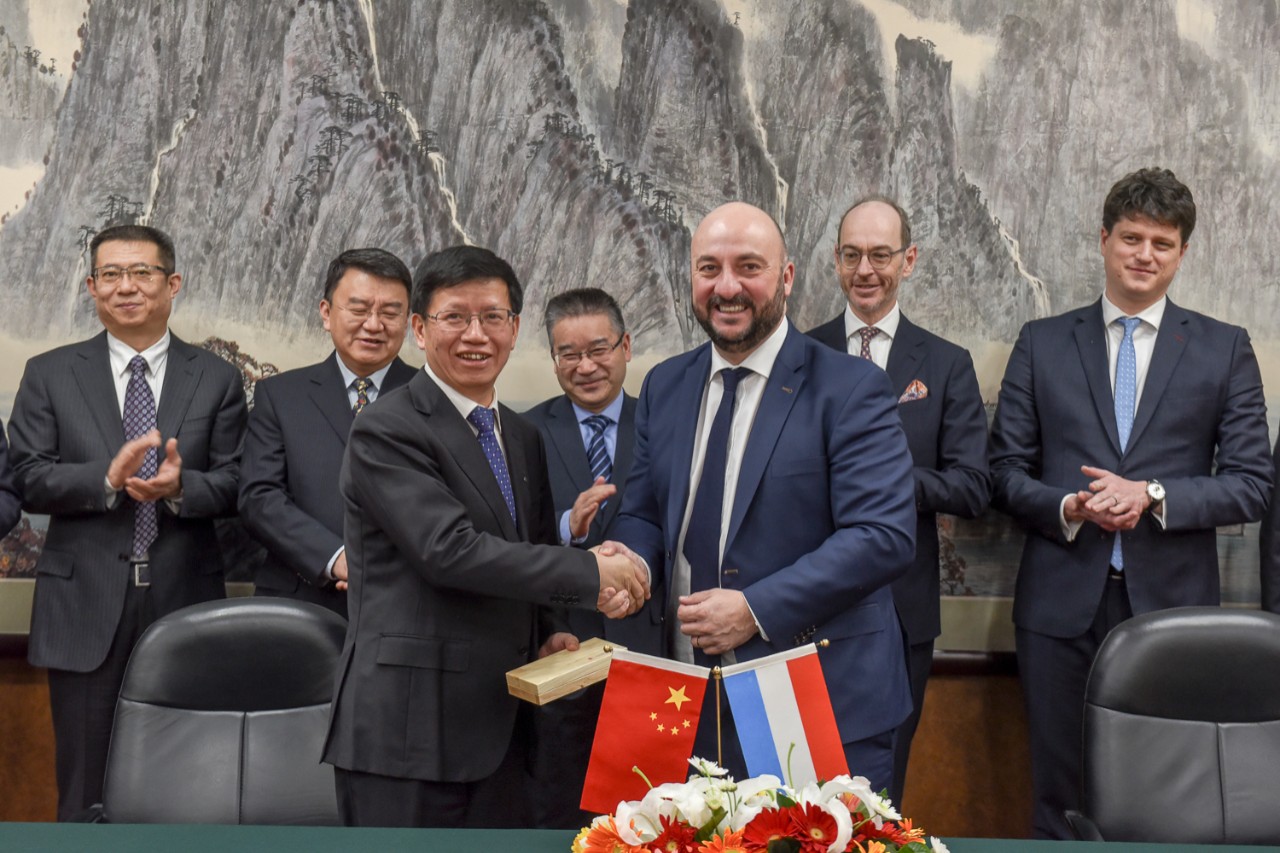 Wu Yanhua, administrateur adjoint de l'Administration spatiale nationale chinoise (CNSA) et Etienne Schneider, Vice-Premier ministre, ministre de l’Economie