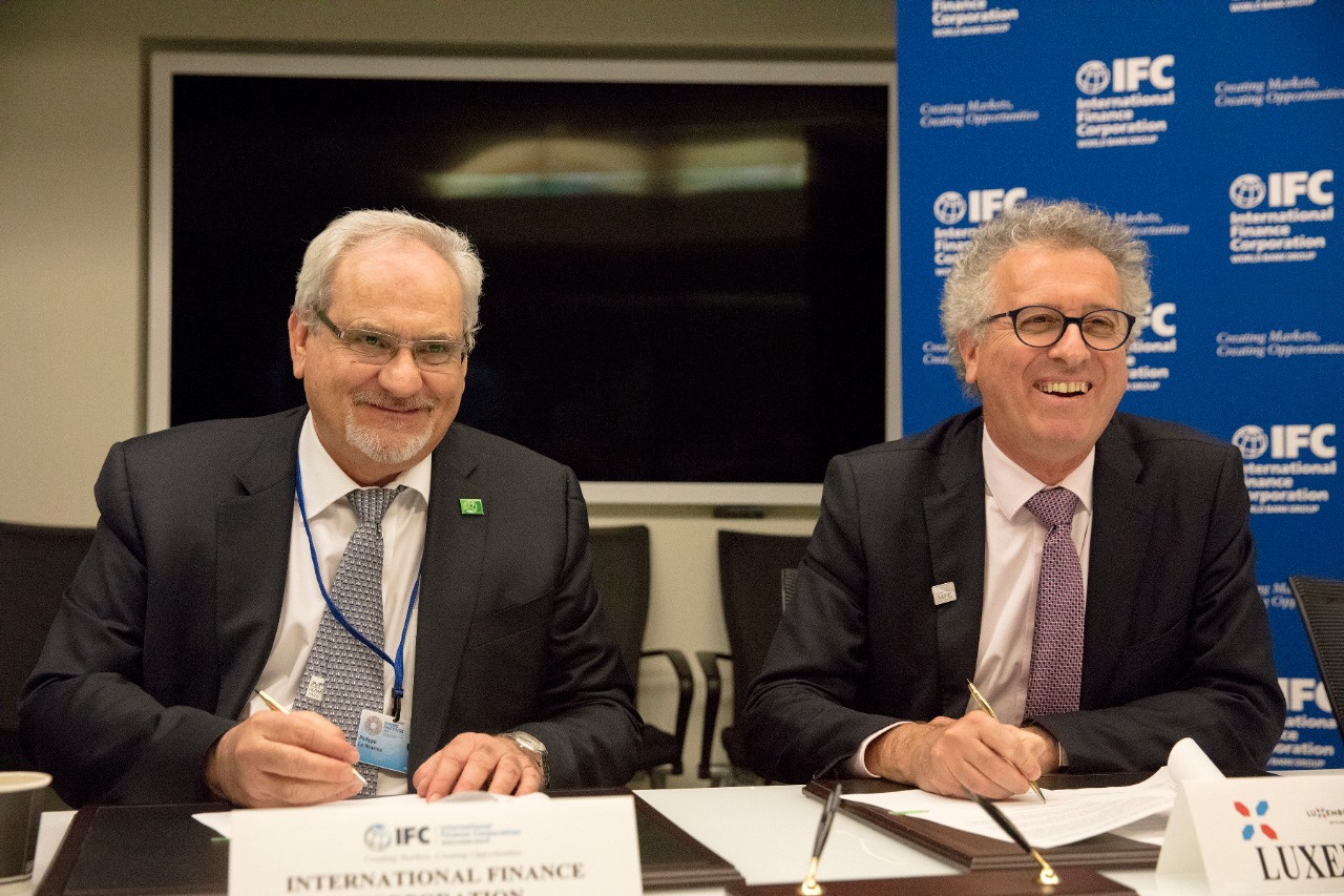 Philippe Le Houérou (IFC) and Pierre Gramegna signing an agreement at the spring meetings at the World Bank Group in Washington DC
