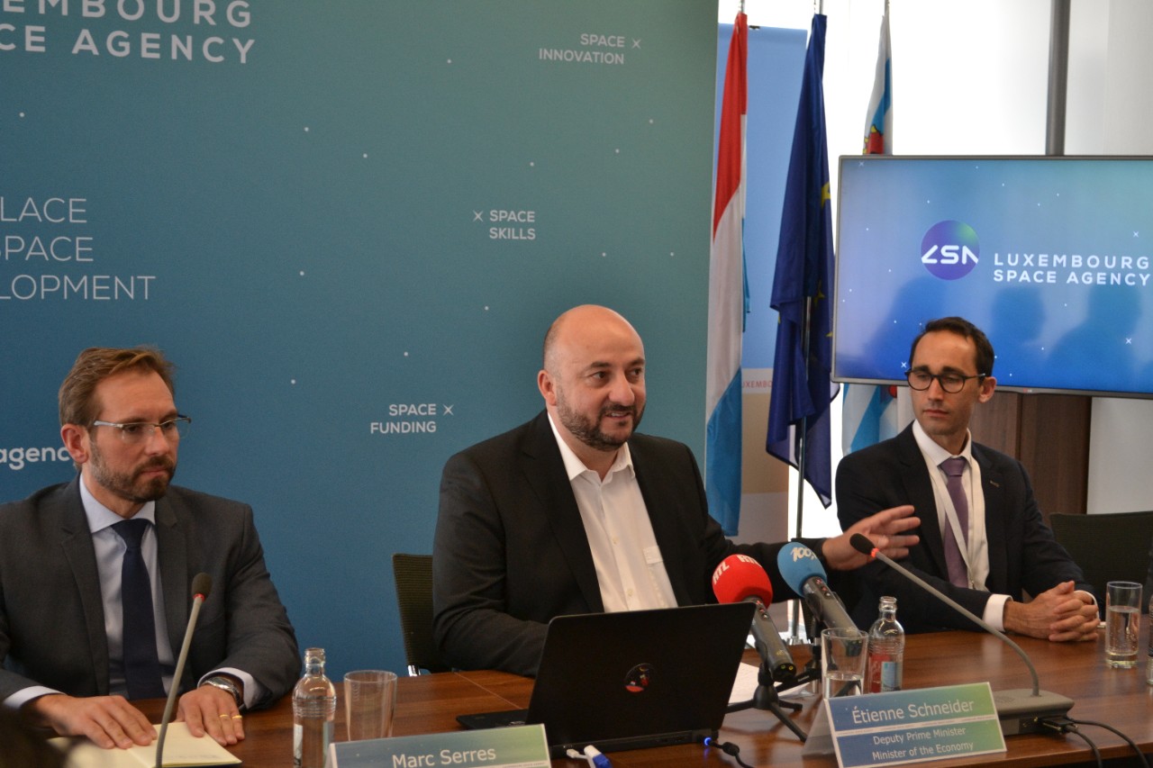 Étienne Schneider, alongside Marc Serres, CEO Luxembourg Space Agency and Jason Dunn, Founder & Director Made In Space during the press conference