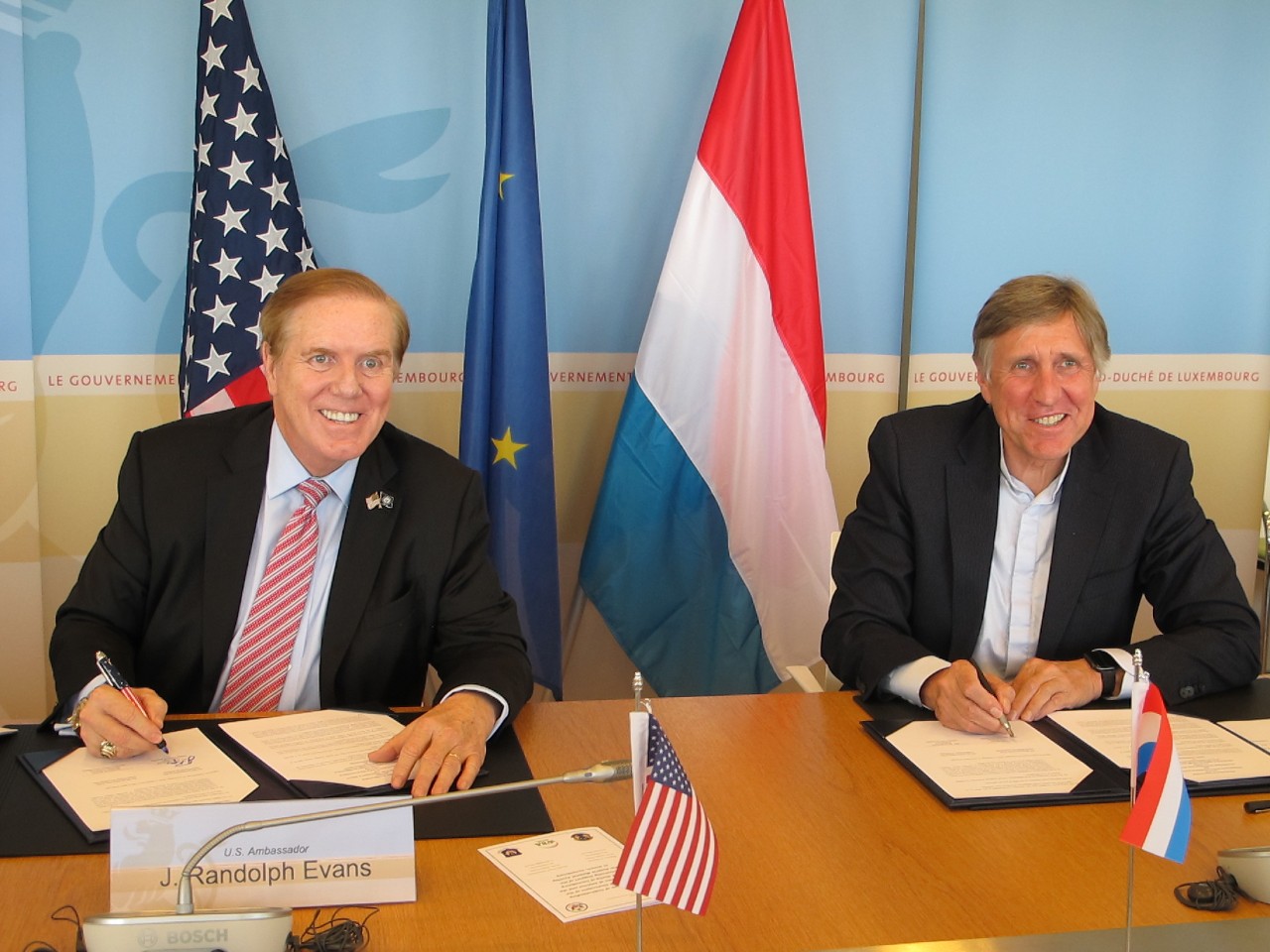 (d.g.à.d) J. Randolph Evans, ambassadeur des États-Unis au Luxembourg et François Bausch, ministre de la Défense