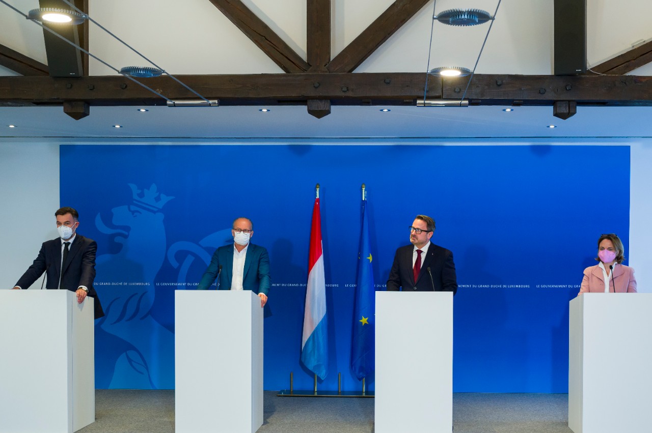 (de g. à dr.) Franz Fayot, ministre de l'Économie ; Claude Turmes, ministre de l'Énergie ; Xavier Bettel, Premier ministre, ministre d'État ; Corinne Cahen, ministre de la Famille et de l'Intégration