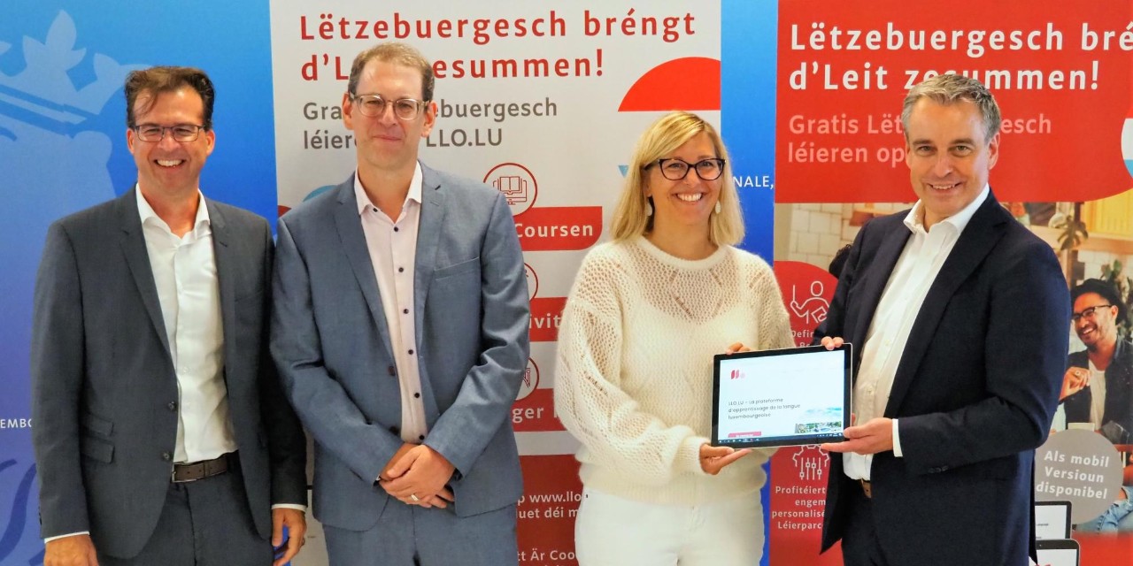 (de g. à dr.) Luc Marteling, directeur du Zenter fir d'Lëtzebuerger Sprooch ; Luc Schmitz, directeur adjoint de l'Institut national des langues ; Maisy Gorza, directrice de l'Institut national des langues ; Claude Meisch, ministre de l'Éducation nationale, de l'Enfance et de la Jeunesse