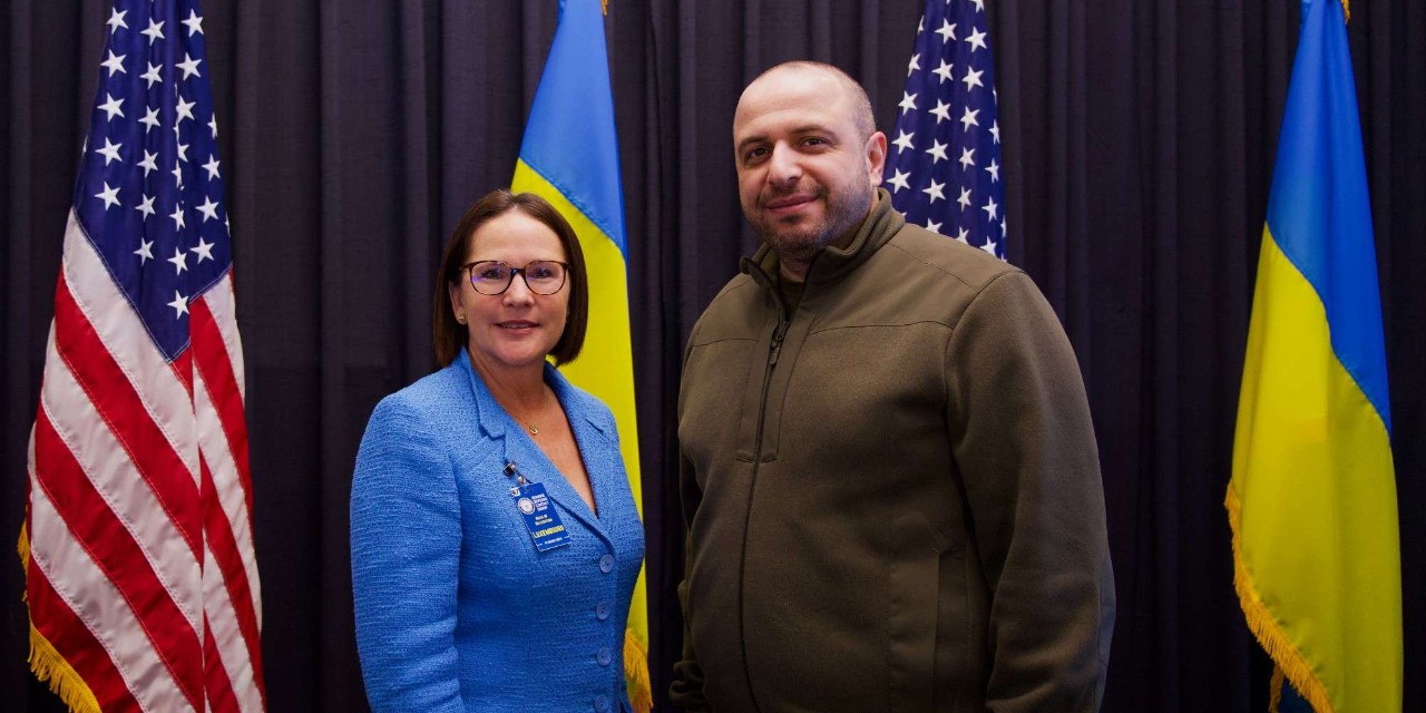 (de g. à dr.) Yuriko Backes, ministre de la Défense ; Rustem Umerov, ministre de la Défense de l‘Ukraine