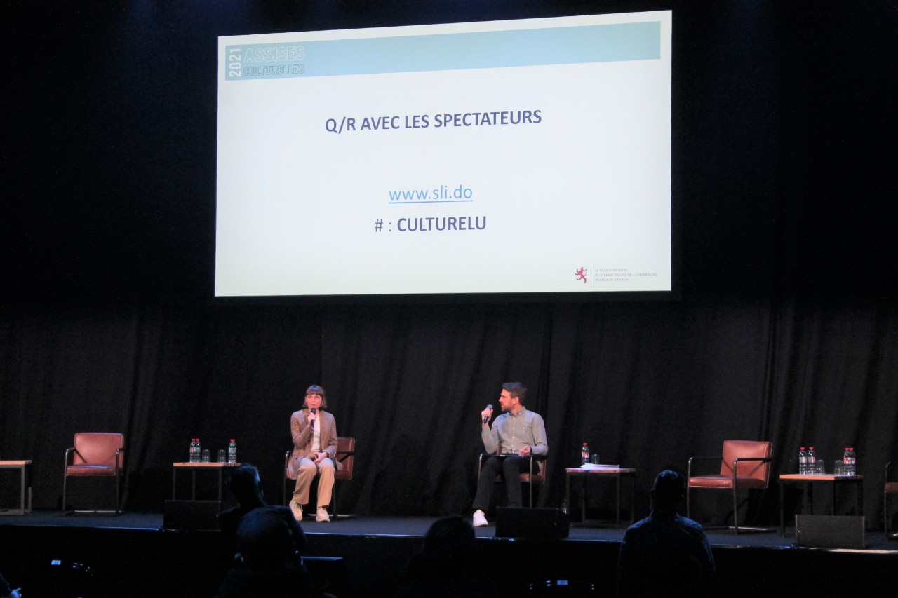 "Kulturentwécklungsplang" 2018-2028: Présentation de l'état des lieux du secteur rock, pop et électro par Aurélie Colling, auteure et Yves Stephany, radio 100,7 (de g. à dr.)