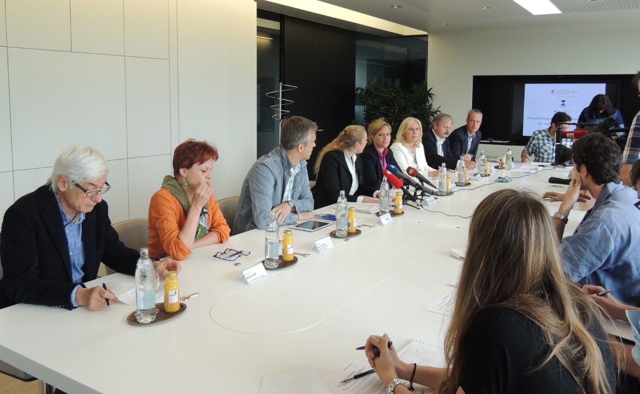 Conférence de presse en présence de la ministre de l’Environnement, ensemble avec les bourgmestres de la Ville d’Esch/Alzette et de la commune de Mondercange, ainsi que l’exploitant de la décharge pour déchets inertes de Mondercange
