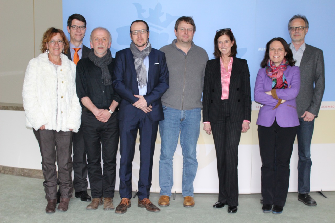 Isabelle Klein, ministère de la Famille; Pierre Biver, ministère de la Famille; Hervé Hick, JDH; Dr Alain Origer, coordinateur national drogues; Dr Jean Marc Cloos, psychiatre JDH; Lydia Mutsch, ministre de la Santé; Corinne Cahen, ministre de la Famille et de l’Intégration; Jean-Nico Pierre, directeur JDH