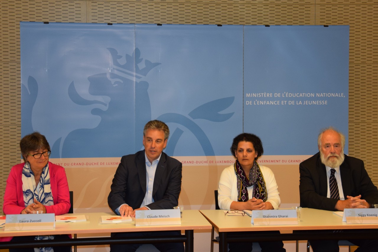 Laura Zuccoli, présidente de l’Association de soutien aux travailleurs immigrés (ASTI); Claude Meisch; Shahmira Gharai, co-auteur du dictionnaire; Siggy Koenig, co-auteur du dictionnaire