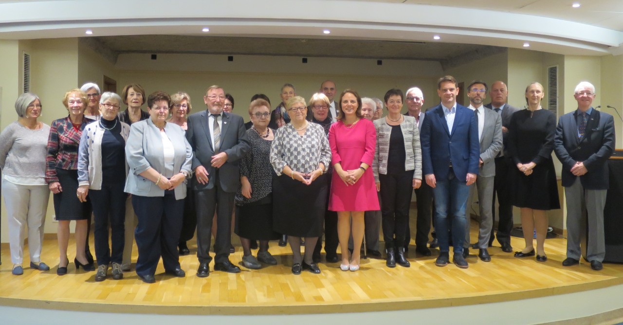 À droite de Corinne Cahen, ministre de la Famille et de l'Intégration; Josée Lorsché, échevine première en rang de la commune de Bettembourg; Laurent Zeimet, bourgmestre de la commune de Bettembourg en compagnie de membres de l'amicale