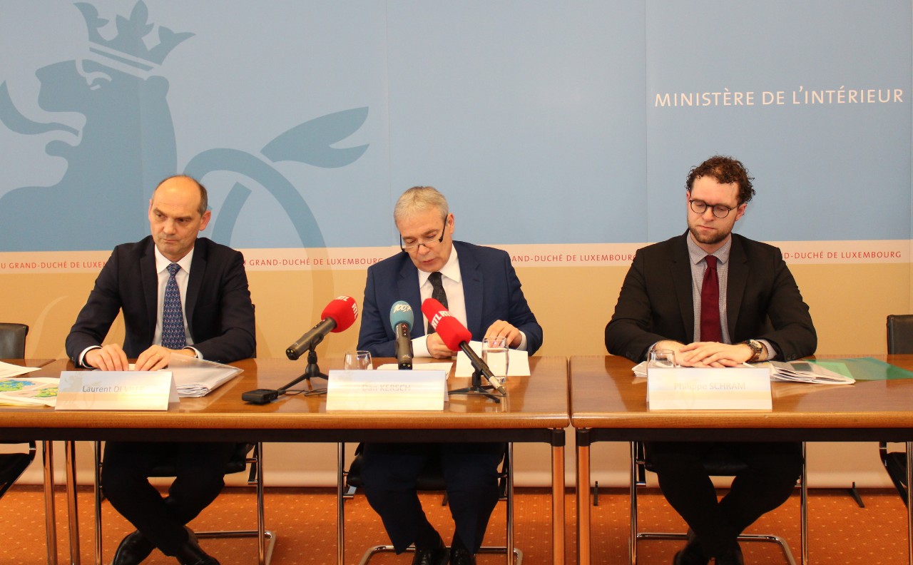 Présentation du bilan de la réforme des finances communales par le ministre de l'Intérieur, Dan Kersch, entouré de M. Laurent Deville et M. Philippe Schram du ministère de l'Intérieur. 