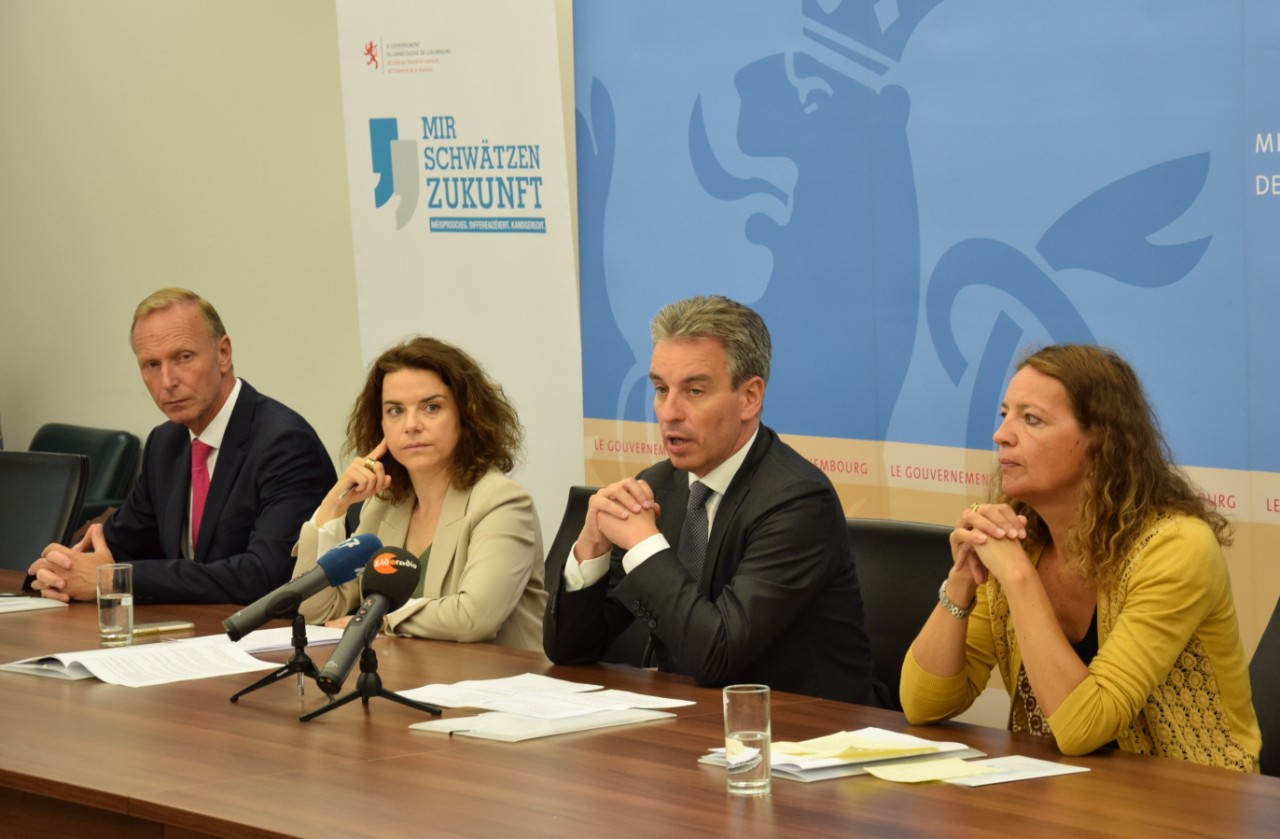 Claude Meisch en compagnie de Daniel Weiler, directeur du CGIE, Caroline Lentz, chef de la Division du développement des matériels didactiques, SCRIPT, et Anne Diederich, présidente de la Fédération luxembourgeoise des librairies