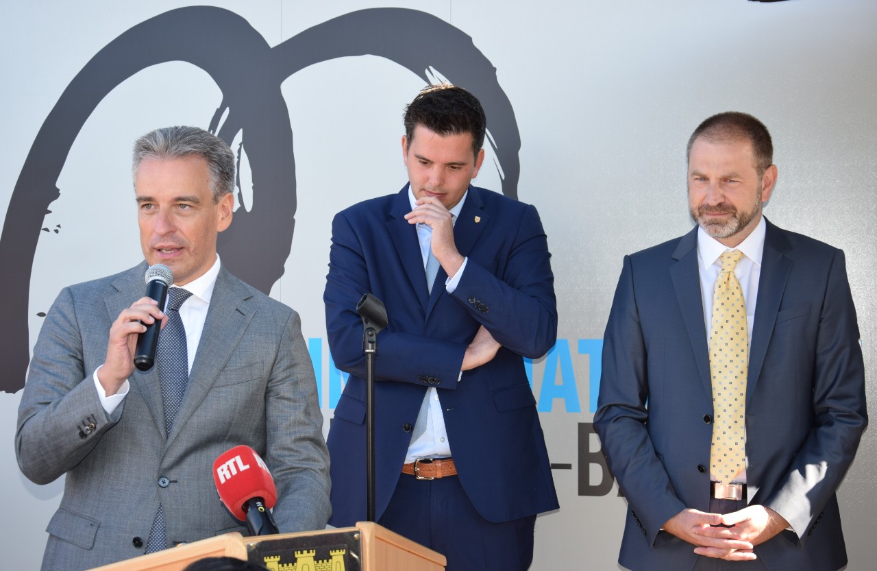 (de g. à dr.) Claude Meisch, ministre de l’Éducation nationale, de l’Enfance et de la Jeunesse; Lex Delles, bourgmestre de Mondrof-les-Bains, et Camille Weyrich, directeur de l’EIMLB lors de l'inauguration de l'école