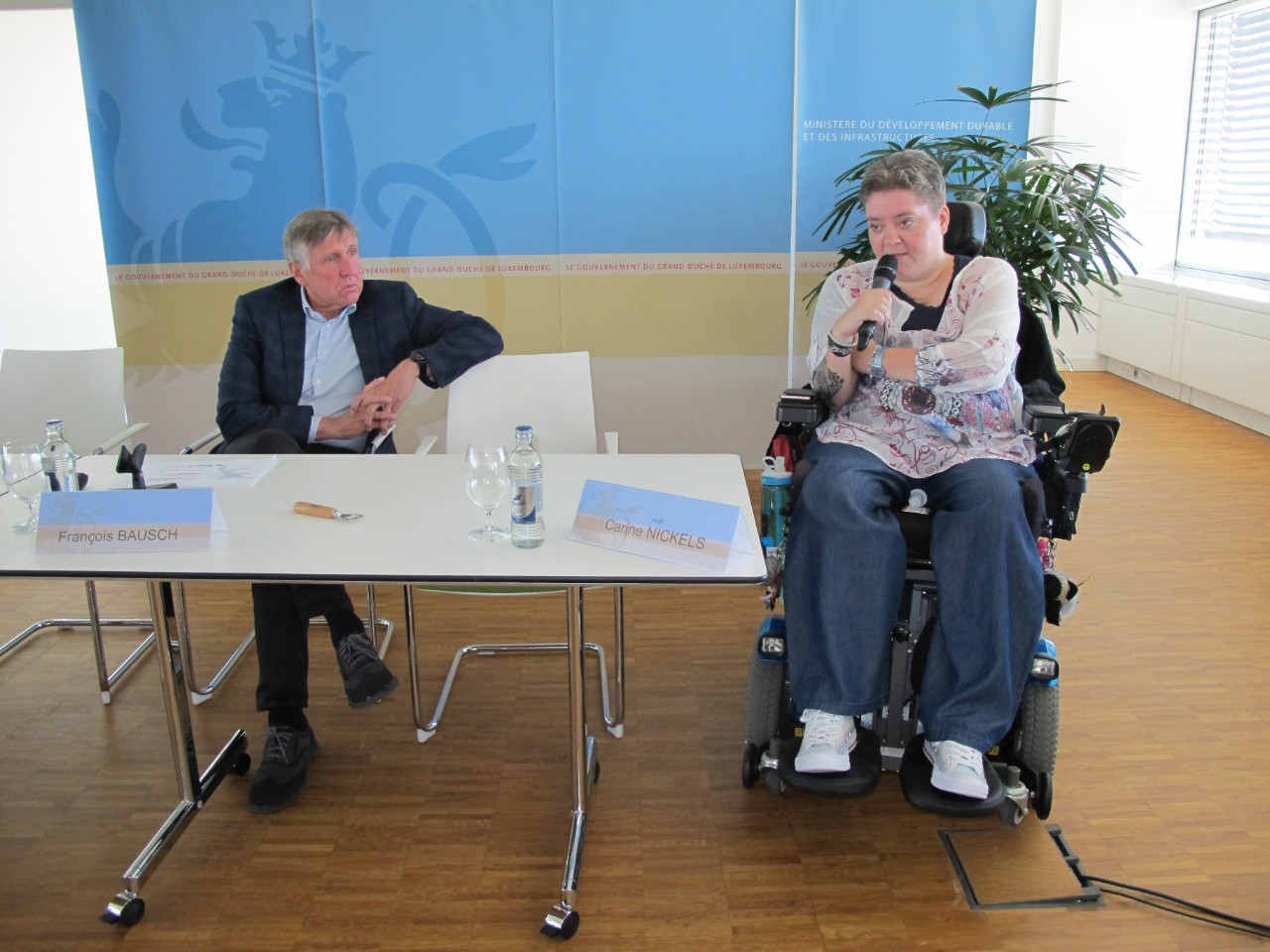 François Bausch et Carine Nickels, membre du comité de l’Association des victimes de la route, lors de la conférence de presse