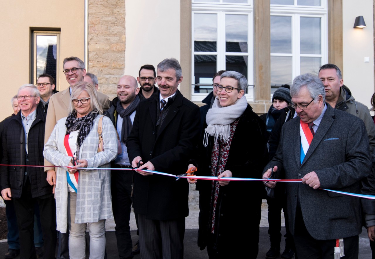 Sam Tanson, entourée (de g. à dr.) par Juliette Jans-Fusenig, échevine, Roger Barthelmy, bourgmestre de la commune de Flaxweiler et Ernest Appel, échevin