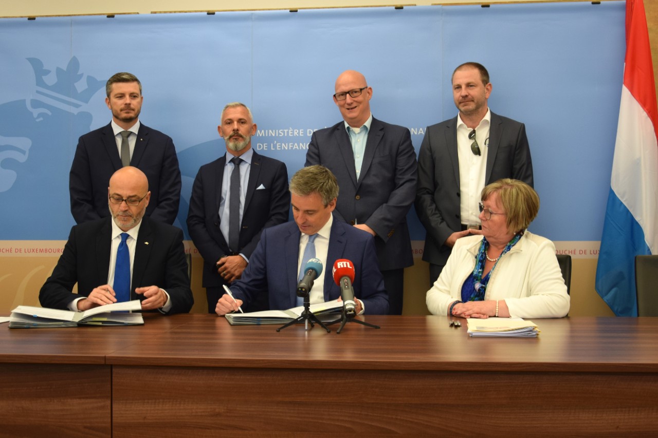 Claude Meisch signe la convention d'agrément