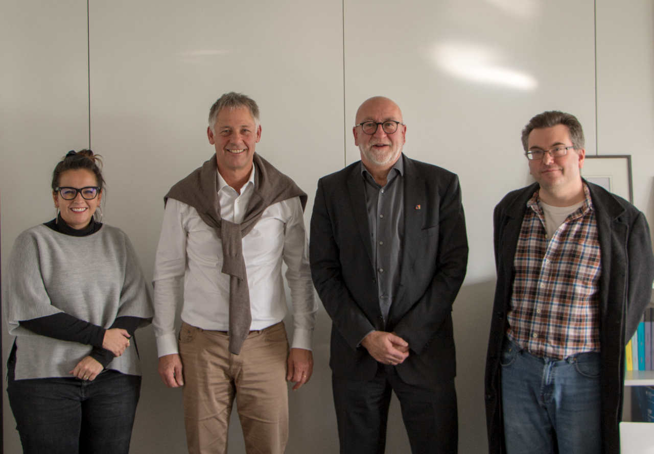 Henri Kox, entouré par (de g. à dr.) Nora Back, secrétaire générale , André Roeltgen, président  et Frédéric Krier, membre du Bureau exécutif de l'OGBL