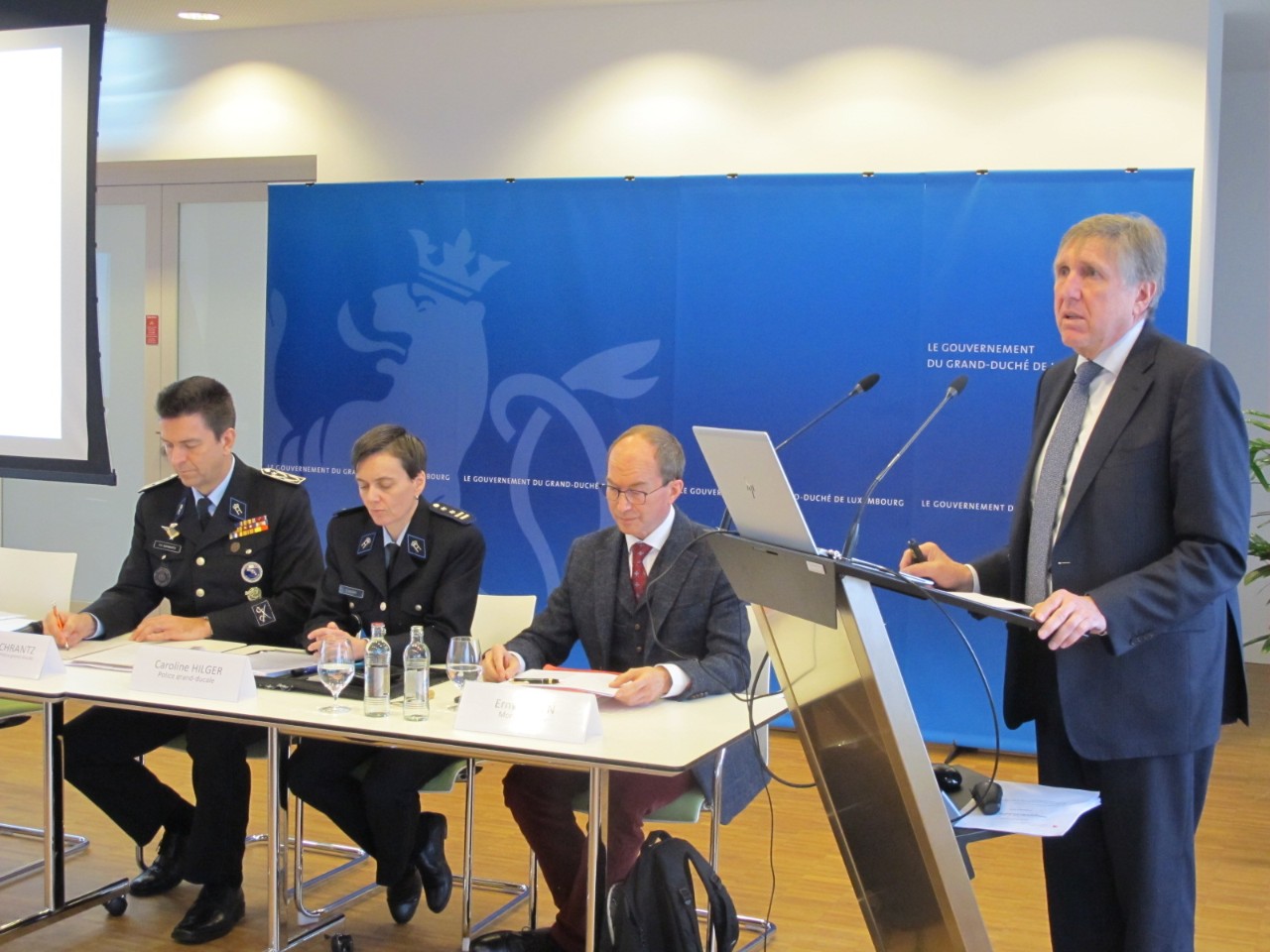 (de g. à dr.) Philippe Schrantz, Directeur général de la Police grand-ducale, Caroline Hilger, Directeur de la Direction Organisation et Amélioration de la Police grand-ducale, Erny Gillen, expert en éthique, François Bausch, Ministre de la Sécurité intérieure