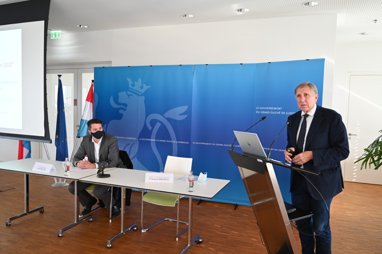 (de g. à dr.) Lex Delles, ministre des Classes moyennes, ministre du Tourisme, et François Bausch, Vice-Premier ministre, ministre de la Défense, ministre de la Mobilité et des Travaux publics