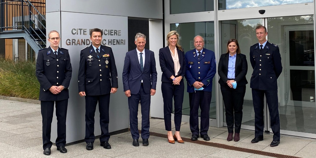 (de g. à dr.) Roland Weber, Coordonnateur CCPD; Philippe Schrantz, Directeur général de la Police grand-ducal; Henri Kox, ministre de la Sécurité intérieure; Annelies Verlinden, ministre de l’Intérieur(BE); Philippe Gobert, Coordonnateur belge du CCPD; Sofie Mortier, Chef de service du CGI/SPOC Bruxelles; Florent Goniva; Directeur des relations internationales