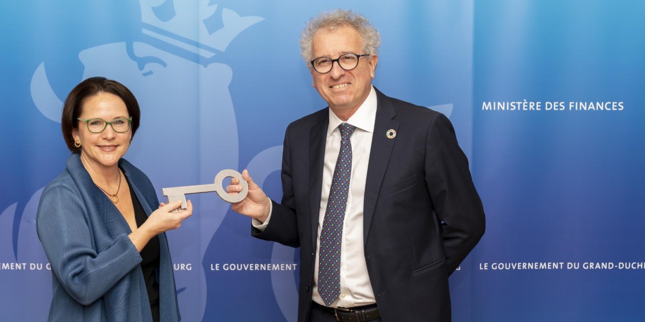 Yuriko Backes, ministre des Finances et Pierre Gramegna, ministre des Finances sortant lors de la passation des pouvoirs