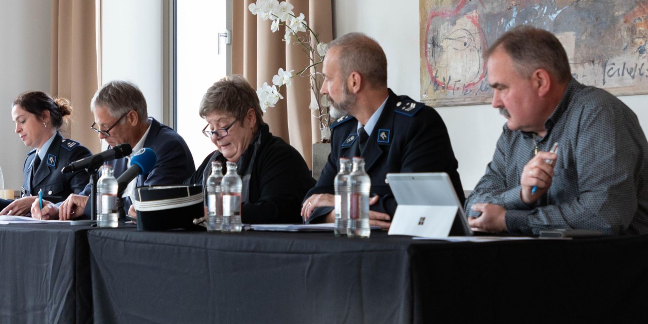 (de g. à dr.) Sophie Hoffmann, directrice adjointe de la région sud-ouest de la PDG, Henri Kox, ministre de la Sécurité intérieure, Christiane Brassel-Rausch, bourgmestre de la Ville de Differdange, Patrick Krier, commissaire en chef de la police de Differdange, Jean-Paul Reuter de l’Office social de Differdange
