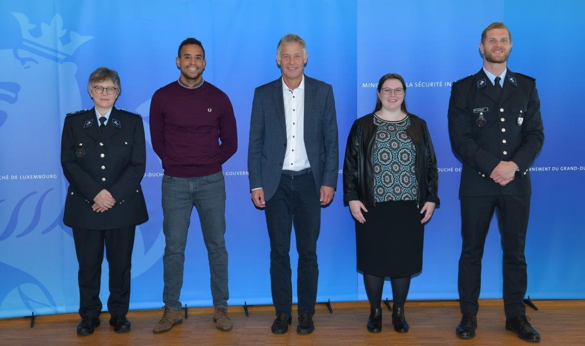 (de g. à dr.) Nicole Kreins, commissaire en chef du service discipline et missions internationales ; Philip Kerpen ; Henri Kox, ministre de la Sécurité intérieure ; Claire Borschette ; Bob Zovilé, directeur adjoint des Ressources Humaines de la Police grand-ducale