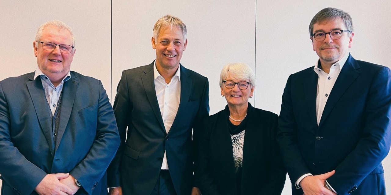 (de g. à dr.): Marco Hoffmann, responsable de service 'Travail social communautaire' de la Fondation Caritas; Henri Kox, ministre du Logement; Marie-Josée Jacobs, présidente de la Fondation Caritas; Marc Crochet, directeur général de la Fondation Caritas