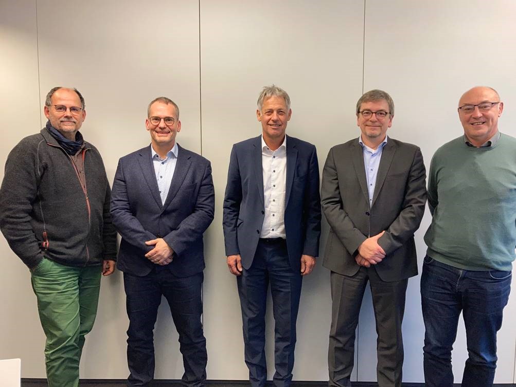 (de g. à d.) Mike Mathias, Premier Conseiller de Gouvernement; Gilles Hempel, Coordinateur du Groupe de Travail Logement; Henri Kox, Ministère du Logement; Marc Crochet, Vice-Président du Conseil d’Administration de FEDAS; Thomas Lentz, Secrétaire Général de FEDAS)