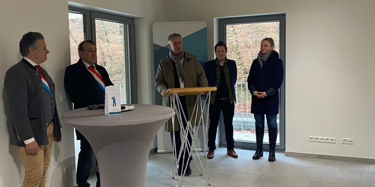 (de g. à dr.) Raoul Weicker, 2ième Échevin; Josy Popov, 1er échevin; Henri Kox, Ministère du Logement; Jacques Vandivinit, Directeur du Fonds du Logement; Diane Dupont, Présidente du Conseil d’administration du Fonds du Logement