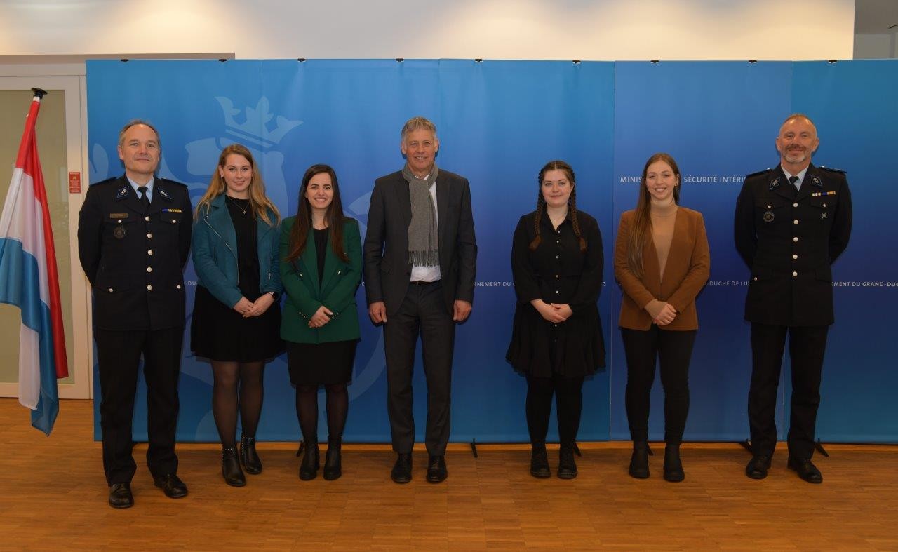 (de g. à dr.) Francis Lutgen, directeur des ressources humaines de la police grand-ducale; Michèle Beaume; Vanessa Cardoso; Henri Kox, ministre de la Sécurité intérieure; Myriam Kiesch; Sandrine Theis; Steve Modo, chef de service planification bâtiments neufs