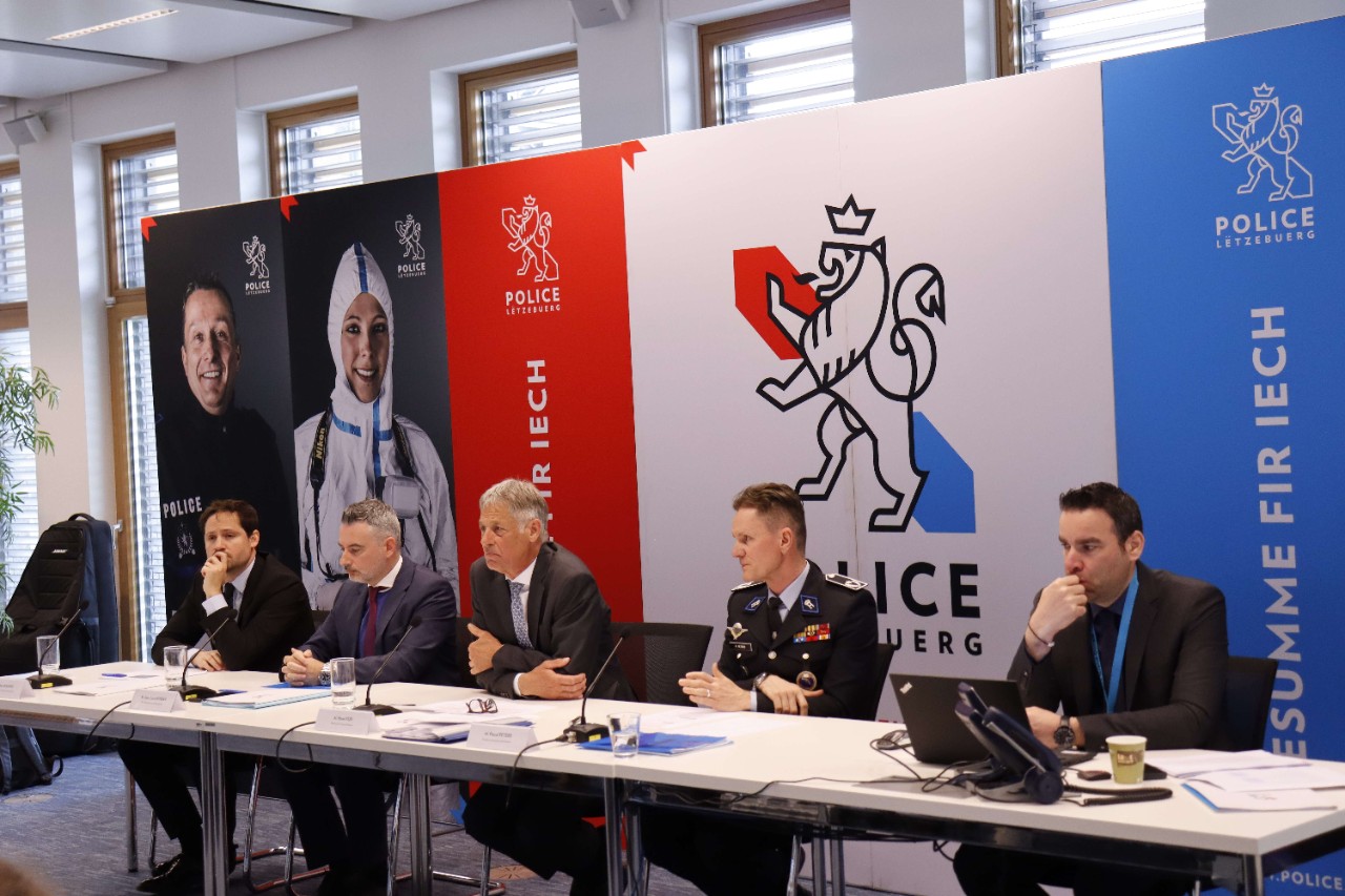 (de g. à dr.) Marc Wagner, chef de département du Service de police judiciaire; Jean-Louis Bordet, chef de département du Service de police judiciaire; Henri Kox, ministre de la Sécurité intérieure; Pascal Peters, directeur de la Police administrative; Frank Stoltz, directeur de la Communication de la Police 