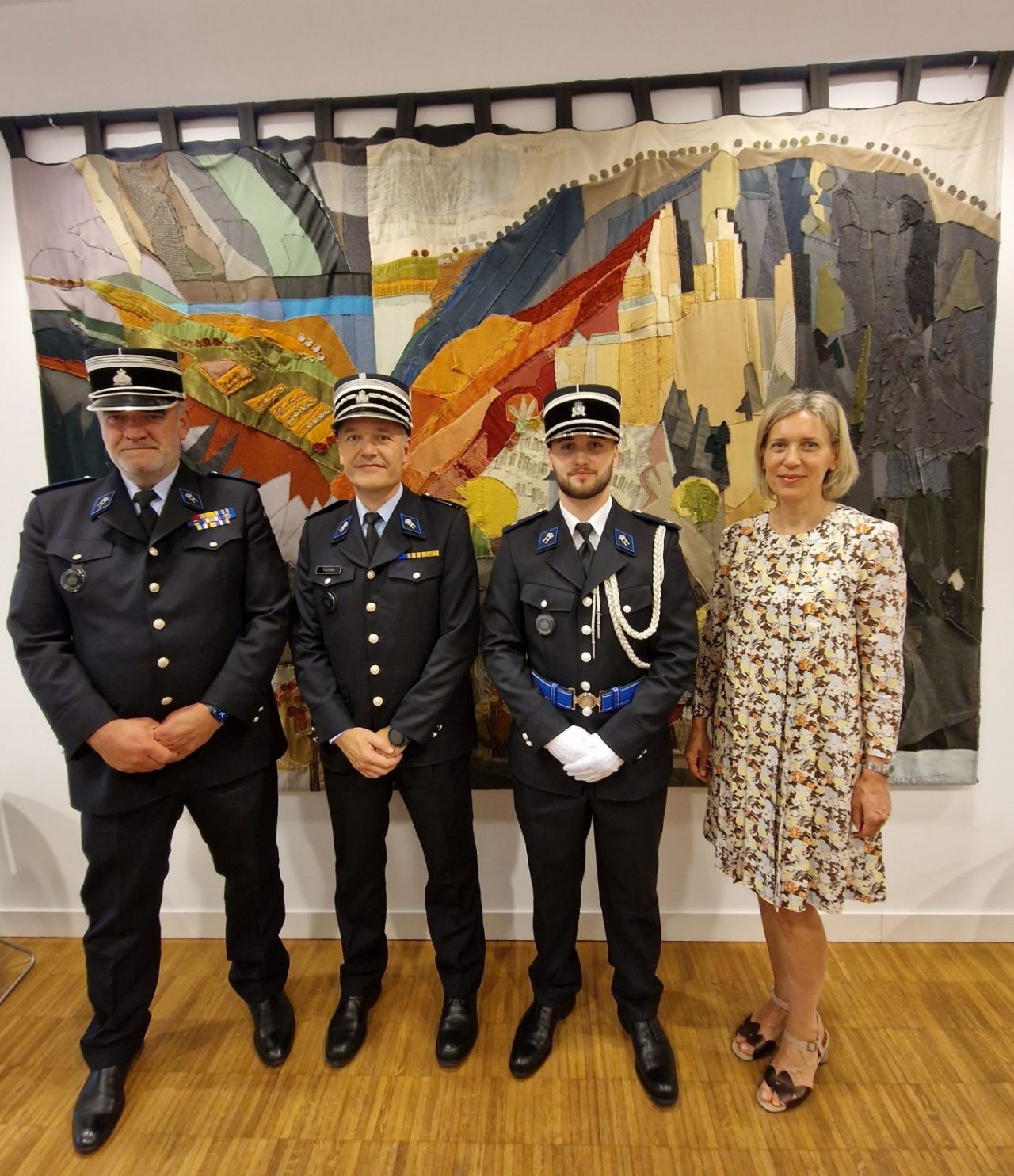 (de g. à dr.) Patrick Reinardt, commissaire en chef; Francis Lutgen, directeur des ressources humaines de la Police grand-ducale; João Gomes Rodrigues; Béatrice Abondio, premier conseiller de gouvernement
