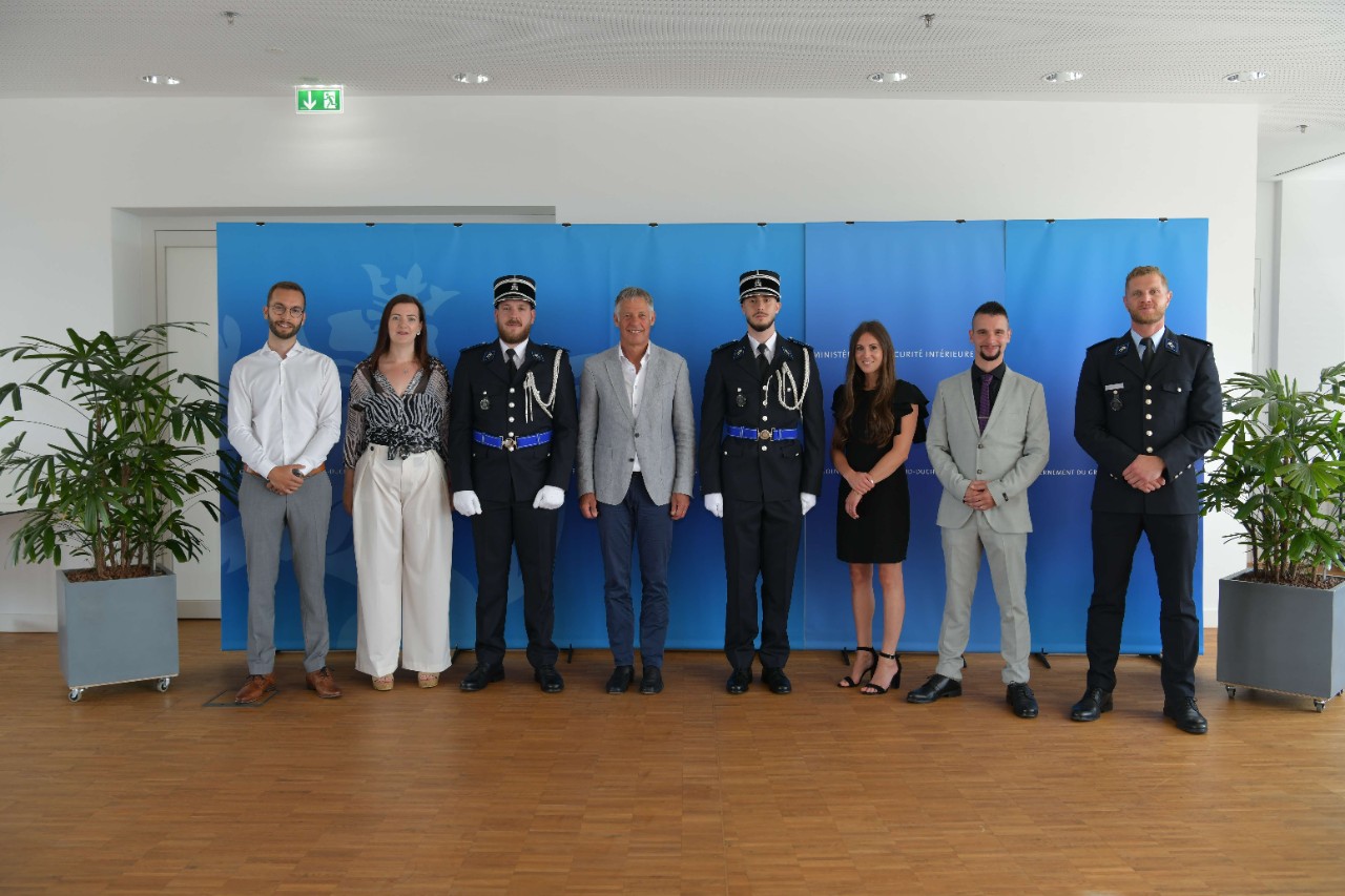 (de g. à dr.) Miguel Teixeira Da Silva; Sarah Volz; Max Pletgen; Henri Kox, ministre de la Sécurité intérieure; Lou Del Bon; Karen Wraight; Denis Feher; Bob Zovilé, directeur adjoint des ressources humaines de la Police grand-ducale
