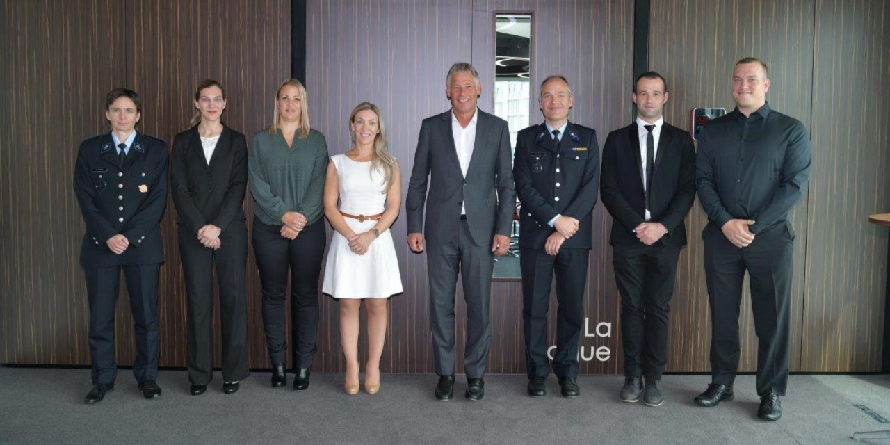 (de g. à dr.) Caroline HILGER, Directeur de la direction organisation et amélioration; Larissa SPANIER; Martine JOHANNS; Christine Marie Catherine REISDORF; Henri KOX, ministre de la sécurité intérieure; Francis LUTGEN, Directeur ressources humaines PGD; Eric MONVILLE; Lex MAJERUS